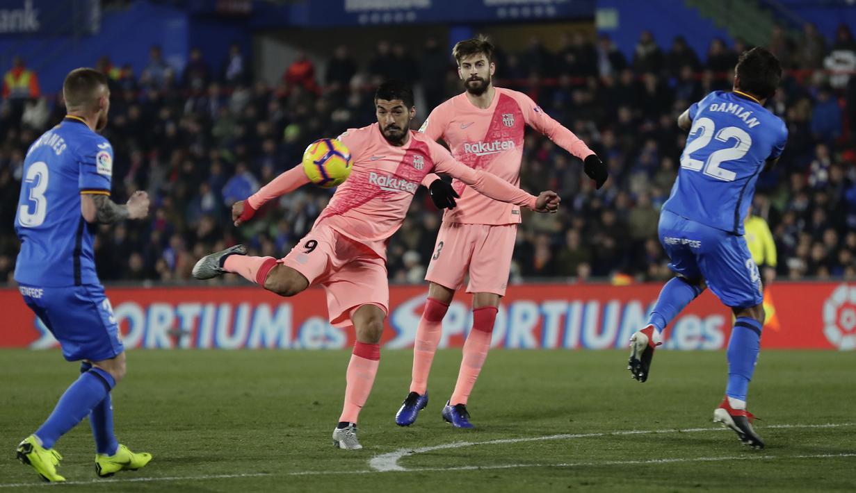 Striker Barcelona, Luis Suarez, melepaskan tendangan ke gawang Getafe pada laga La Liga di Stadion Alfonso Perez, Minggu (6/1). Barcelona menang 2-1 atas Getafe. (AP/Manu Fernandez)
