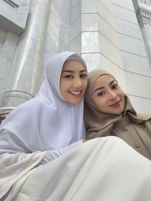 Nikita Willy dan Winona Willy saat Umrah