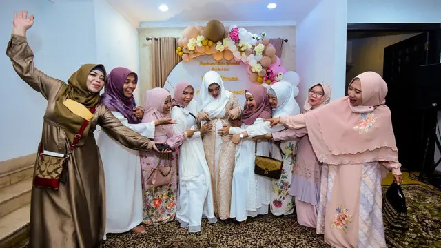7 Momen Opick dan Bebi Silvana Gelar Tasyakuran 4 Bulanan Ini Penampilannya Curi Perhatian