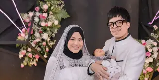 Dress berwarna putih merupakan simbolisasi Idul Fitri yang tepat karena bermakna suci. Jika kamu ingin tampil menggunakan dress putih jangan lupa untuk menambahkan selendang agar tampak lebih bercahaya. (instagram/aurelie.hermansyah)