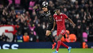 Bek Brasil Paris Saint-Germain #05, Marquinhos, berebut bola dengan striker Swedia Liverpool #09 Alexander Isak selama pertandingan leg kedua perempat final Liga Champions UEFA antara Liverpool dan Paris Saint-Germain di Anfield, Liverpool, barat laut Inggris pada 16 April 2026. (Paul ELLIS/AFP)