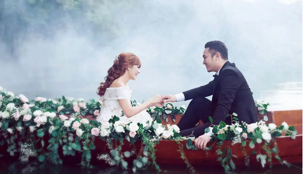 Presenter dan pemeran Gilang Dirga akan melepas masa lajang dengan kekasihnya Adiezty Fersa alias Adiez. Berdasarkan undangan yang beredar, pasangan ini akan menikah pada Minggu, 18 September. (dok. Instagram/gilangdirga)