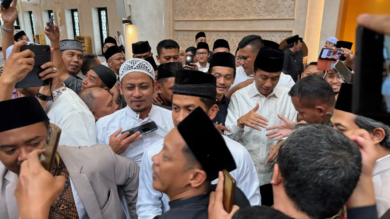 Jokowi Salat Jumat di Masjid Sheikh Zayed Solo