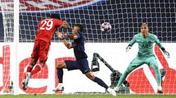 Pemain Bayern Munchen, Kingsley Coman, mencetak gol ke gawang Paris Saint-Germain (PSG) pada laga final Liga Champions di Stadion The Luz, Portugal, Senin (24/8/2020). Bayern Munchen menang 1-0 atas PSG. (David Ramos/Pool via AP)