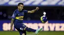 Striker Argentina Carlos Tevez menendang bola untuk fans Boca Juniors sebagai rekrutan baru di stadion Buenos Aires, Argentina (13/7/2015). Ribuan Fans memadati stadion untuk melihat sang Bintang kembali ke Argentina. (REUTERS/Marcos Brindicci)