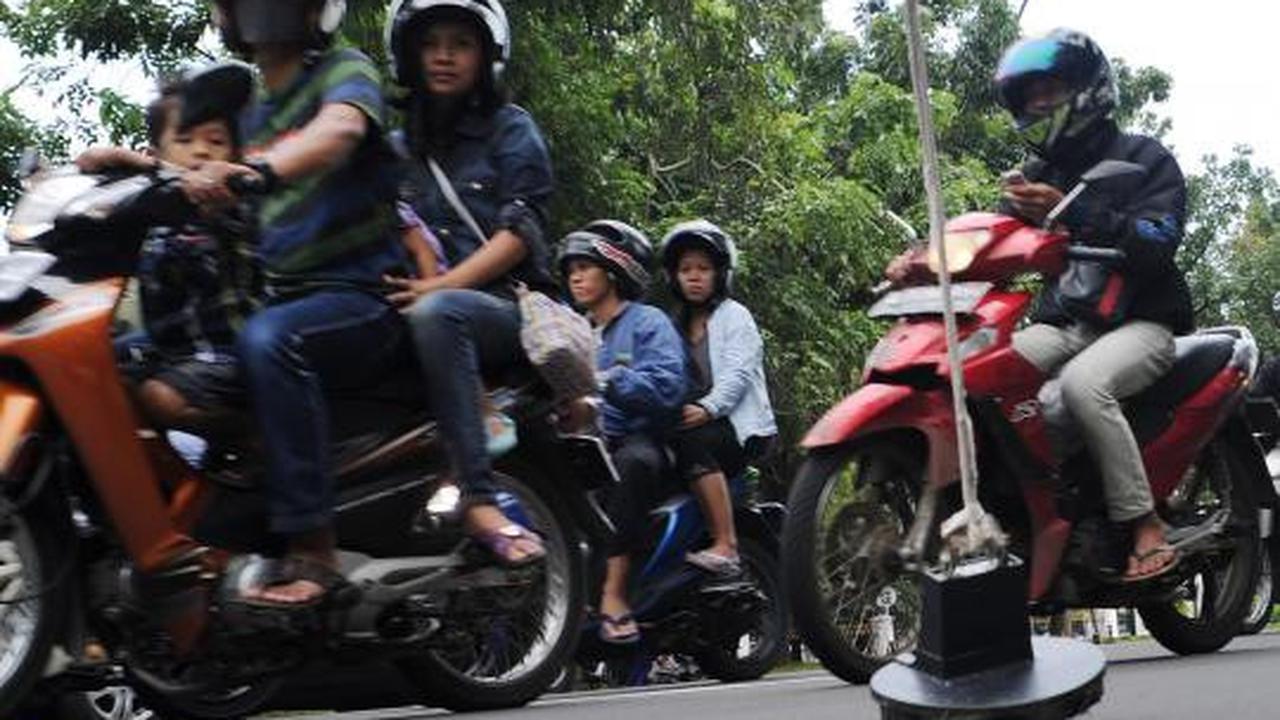 Semangat relawan pemungut ranjau paku di depan Istana
