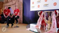 Legenda Manchester United David May (kiri) dan Denis Irwin menyimak pertanyaan jelang pemberian hadiah Chevrolet Fan Club 2017 di Jakarta, Jumat (17/3). Empat pemenang berhak hadiah perjalanan ke Stadion Old Trafford. (Liputan6.com/Helmi Fithriansyah)