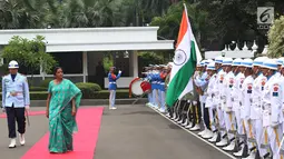 Menteri Pertahanan India, Nirmala Sitharaman berjalan  saat tiba di Kantor Kementerian Pertahanan, Jakarta Pusat, Selasa (23/10). Kunjungan Menhan India Tersebut untuk mempererat kerja sama bidang keamanan kedua negara. (Lipuann6.com/Angga Yuniar)