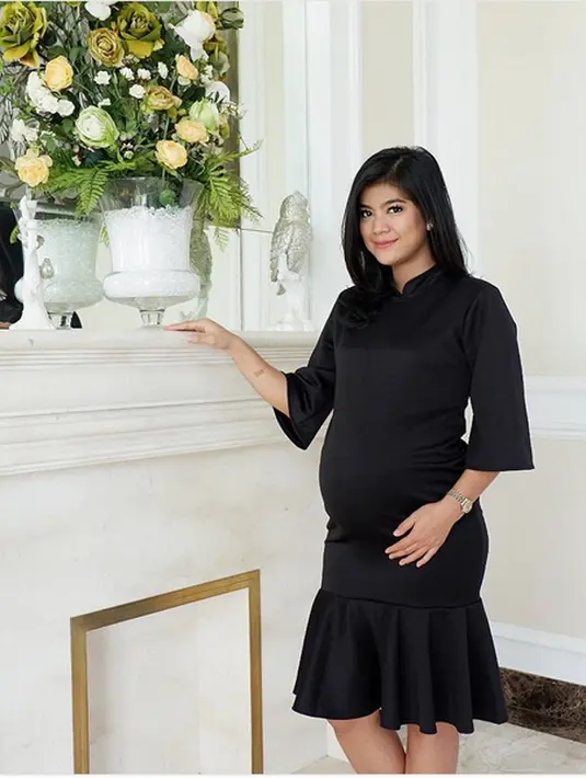 "hebat mbak.....anak segitu bisa normal,"tulis praemuline. "@rayakohandi244 cakepppp banget... hebat ya normal.," tulis kusuma_tunjungsari.  "selamaat...suka banget sma artis 1 ini dan salut bisa dan mau lahir normal," tulis leen_dhavandjait. 