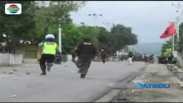 Unjuk Rasa Warga Kota Luwuk Berakhir Bentrok 