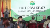 Mantan Ketua Umum PBSI, Try Sutrisno memberi arahan pada tim bulutangkis Indonesia yang akan berlaga pada turnamen piala Thomas dan Uber Cup 208 saat upacara pelepasan di Jakarta, Selasa (8/5). (Liputan6.com/Helmi Fithriansyah)