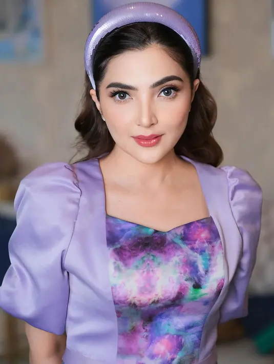 Ashanty memilih gaun bernuansa ungu dengan motif floral abstrak yang terkesan elegan sekaligus playful. [@ashanty_ash].