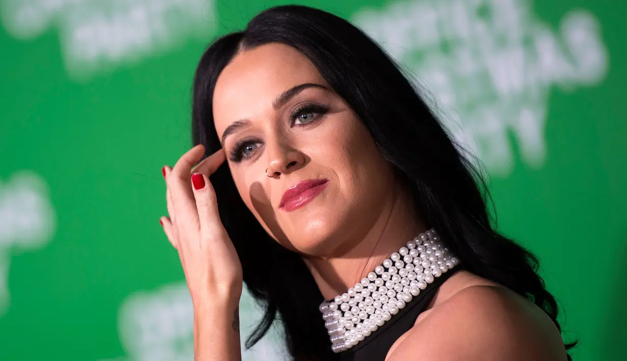 Katy Perry yang tak mengadakan konser sepanjang tahun ini harus menempati posisi keenam, dari peringkat pertama tahun lalu, dengan pendapatan tahunan sebesar USD 41 juta atau setara Rp 535 miliar. (AFP PHOTO/VALERIE MACON)