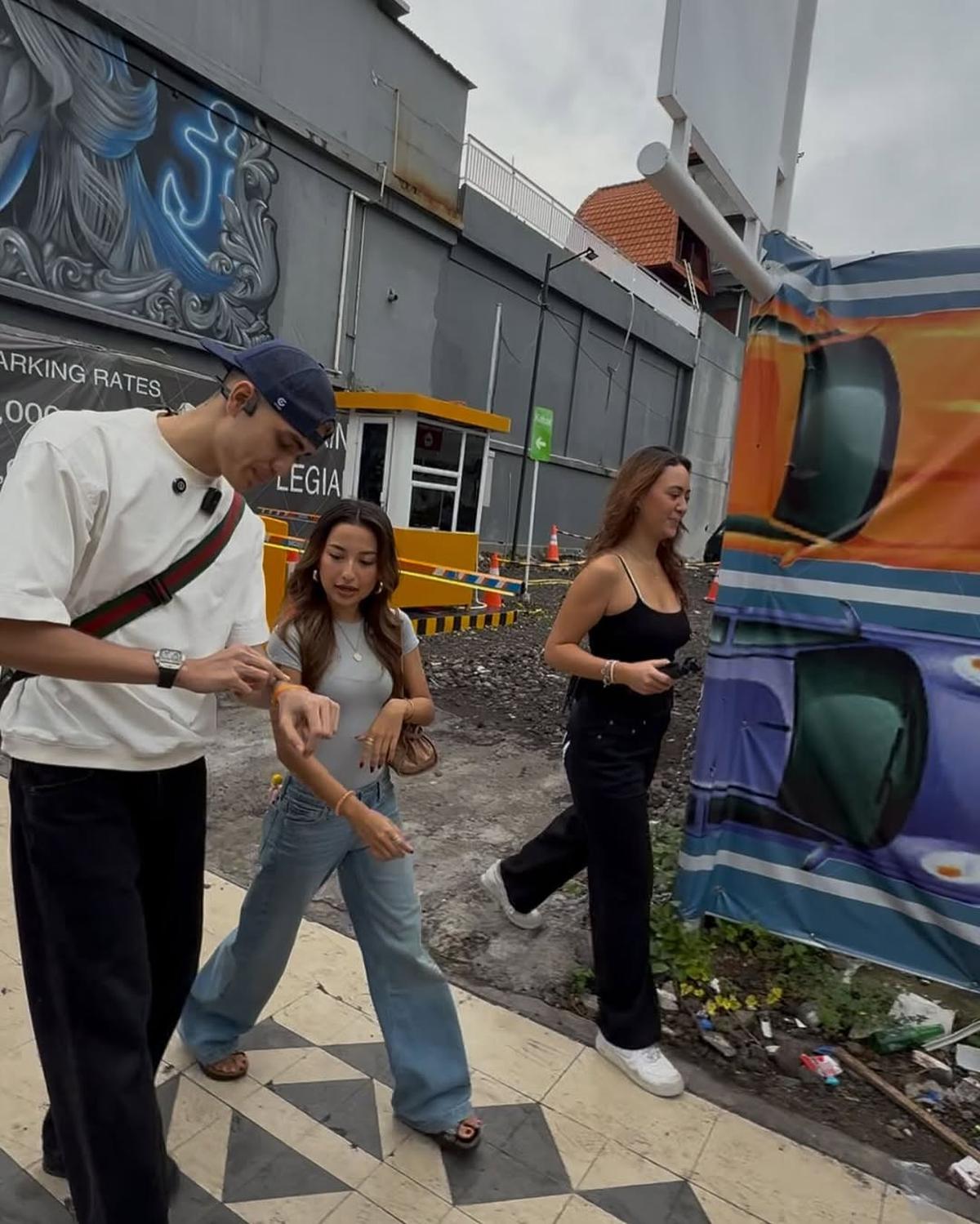 Aisar Khaled Foto Bareng Jennifer Coppen, Fans Fuji Ngamuk Sampai Disuruh Pulang ke Malaysia