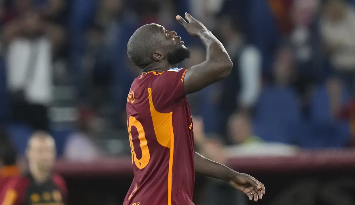 Penyerang AS Roma Romelu Lukaku merayakan gol keenam timnya yang dicetak ke gawang Empoli dalam laga Serie A 2023/2024 giornata 4 yang digelar di Olimpico, Senin (18/9/2023) dini hari WIB. (AP Photo/Alessandra Tarantino)