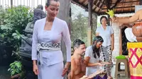 7 Potret Karina Suwandi Ikut Ritual Otonan di Bali, Awet Muda Usia 50 Tahun