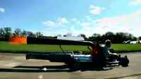 Seorang pegiat mekanika memasang mesin jet buatannya pada sebuah go kart. 