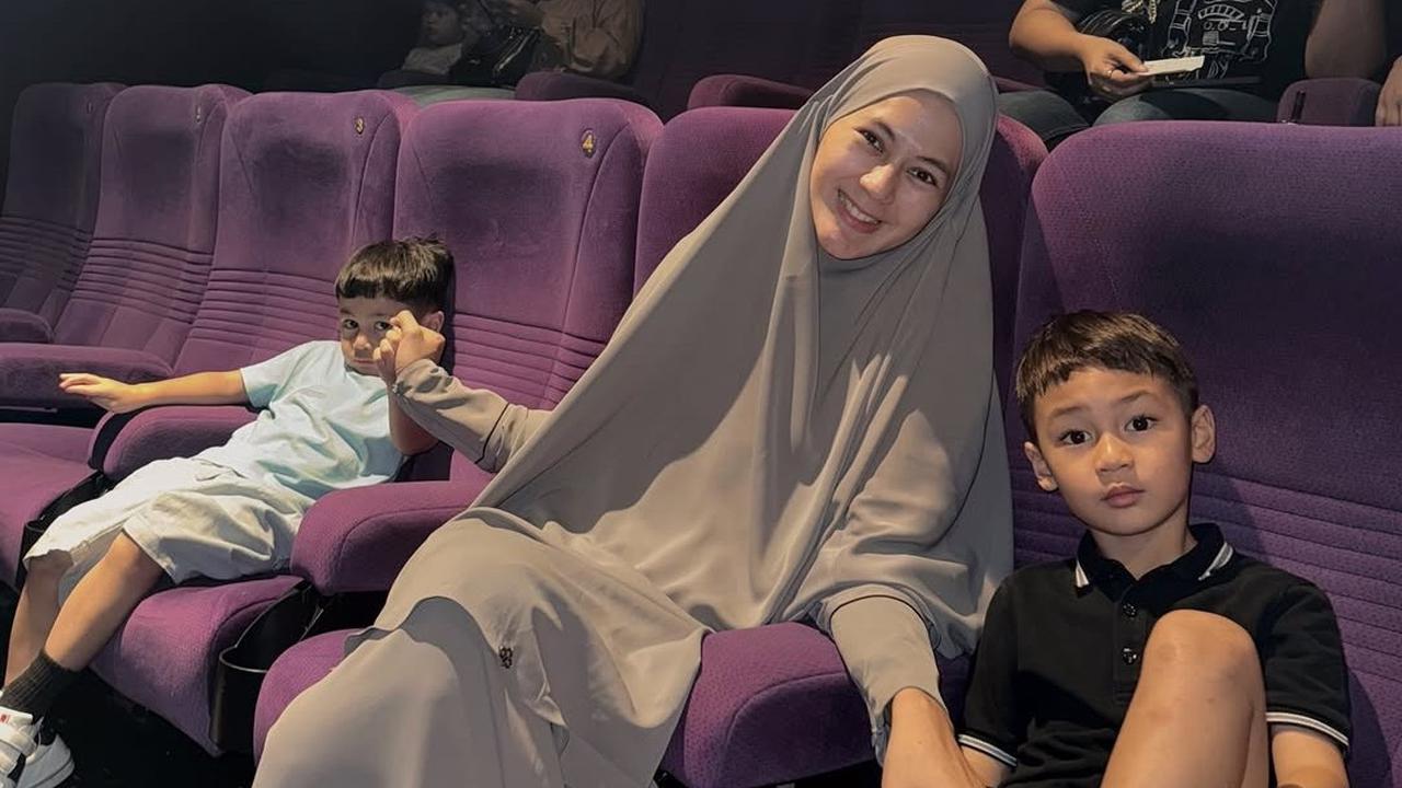 6 Potret Paula Verhoeven Tampil Cantik dengan Busana Syar'i Bareng Anak-Anak, Wajahnya Disebut Makin Fresh