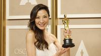 Michelle Yeoh, pemenang penghargaan Pemeran Utama Wanita Terbaik berpose di ruang pers pada Academy Awards ke-95 di Hollywood, California, Minggu (12/3/2023). Michelle Yeoh dalam pidato kemenangannya di Oscar 2023 mengirim pesan penting kepada para perempuan di seluruh dunia. (Mike Coppola/Getty Images/AFP )