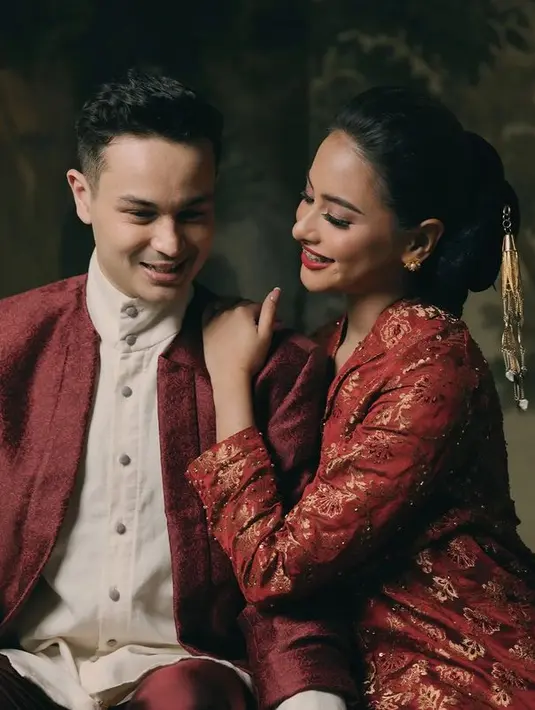 Motif Ganggang dan Bunga pada kain batik ini melambangkan keindahan dan proses kehidupan. Melengkapi penampilannya, Amanda mengenakan aksesori hiasan rambut anting emas dari tahun 1930an. (instagram/didietmaulana)