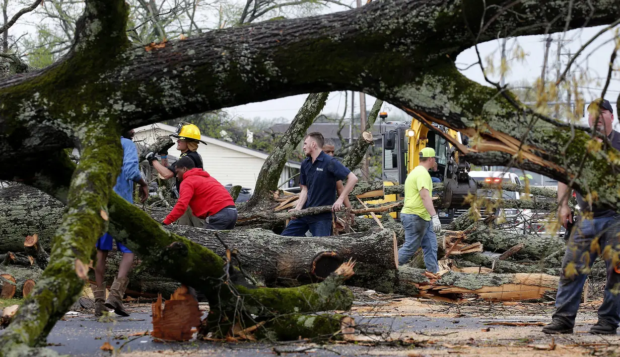 Setidaknya satu orang tewas dan lebih dari dua lusin terluka, beberapa kritis, di daerah Little Rock, kata pihak berwenang. (Thomas Metthe/Arkansas Democrat-Gazette via AP)