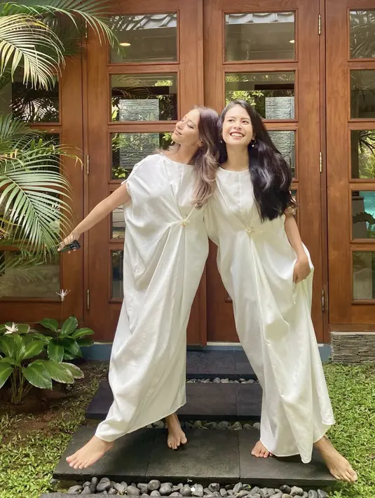 Kaftan manis juga tak pernah gagal untuk dipakai di hari Lebaran nanti. Sematan brosch menambah gaya optimal saat dikenakan. [Foto: Instagram/ Maudy Ayunda]