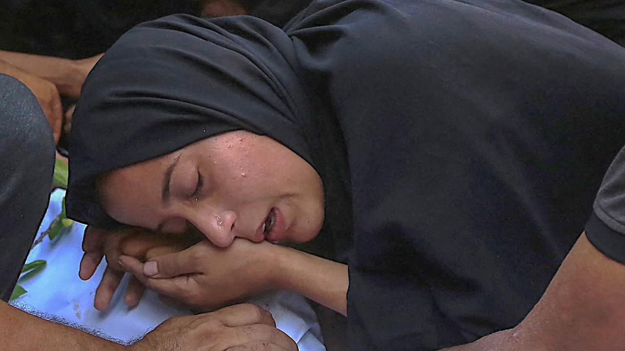 FOTO: Ratapan Pilu di Gaza, Serangan Israel Dekat Pusat Bantuan Tewaskan Puluhan Warga Palestina