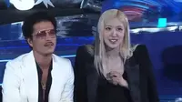 Gaya Nyentrik Rose BLACKPINK Saat Datang ke MAMA Awards 2024 dan Nyanyi Duet Bareng Bruno Mars