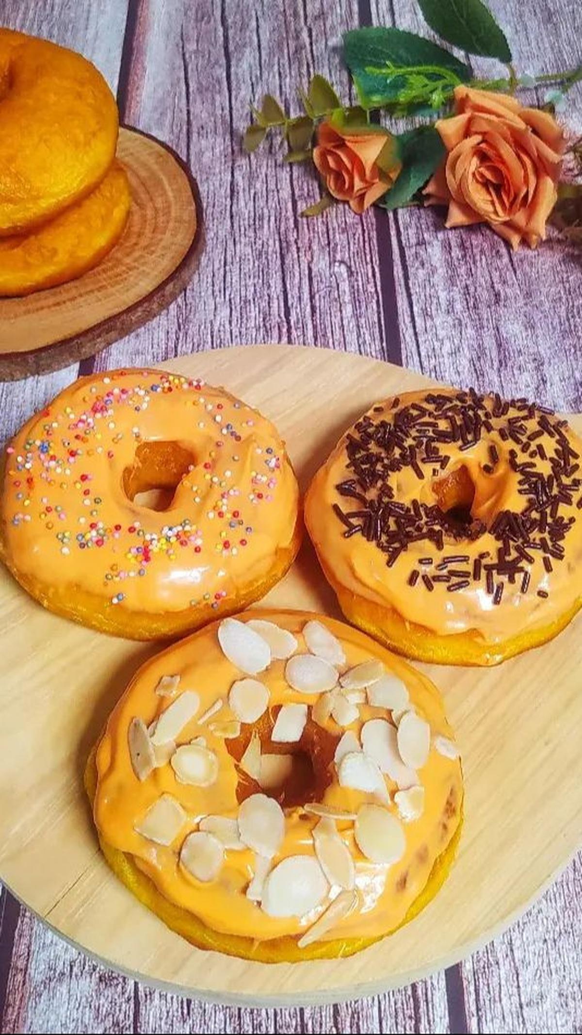 <b>3. Donat Waluh</b>