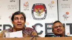 Komisioner KPU Hadar Nafis Gumay (kiri) dan Arief Budiman menggelar keterangan pers di Jakarta, Selasa (13/10). KPU mengumumkan total jumlah Daftar Pemilih Tetap (DPT) sementara dalam penyelenggaraan Pemilukada 2015. (Liputan6.com/Immanuel Antonius)