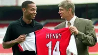Arsene Wenger bersama Thierry Henry (AFP/Sinead Lynch)