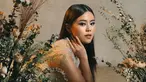 Di sesi pemotretan kali ini, Melisa Hartanto tampil di kelilingi oleh bunga-bunga. Ia pun tampil dengan menawan dalam pemotretan bersama Winston Gomez ini. (Liputan6.com/IG/winstongomez)