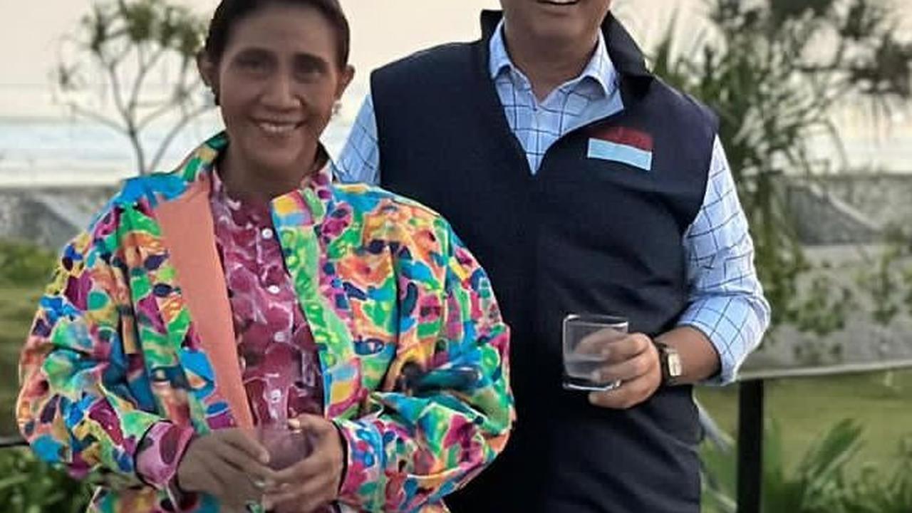 VIDEO: Anies Santai Bersama Susi Pudjiastuti Nikmati Sunset & Air Kelapa di Pangandaran