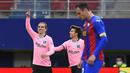 Penyerang Barcelona, Antoine Griezmann, melakukan selebrasi usai mencetak gol ke gawang Eibar pada laga Liga Spanyol di Stadion Ipurua, Sabtu (23/5/2021). Barcelona menang dengan skor 1-0. (AFP/Ander Gillenea)