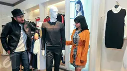 Dua orang model bergaya dengan mengenakan koleksi terbaru G2000 saat peluncuran G2000 winter collection, Jakarta, Selasa (15/12/2015). (Liputan6.com/Yoppy Renato)