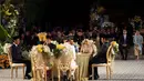Akad nikah dilangsungkan dengan khidmat di tengah dekorasi yang memadukan unsur adat Betawi dan modernitas. Di hadapan para saksi, Sekar dan Erlangga mengikrarkan janji suci mereka. Tak hanya menjadi momen sakral, pernikahan ini juga menunjukkan bagaimana tradisi lokal tetap bisa dirayakan dengan penuh kemewahan dan kehormatan. (Liputan6.com/IG/@sekar.tandjung)