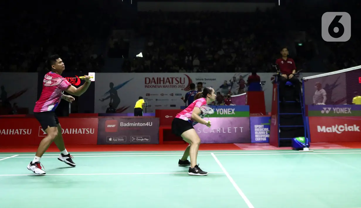 Pasangan ganda campuran Indonesia, Praveen Jordan/Melati Daeva Oktavianti bertanding melawan wakil India, Ishaan Bhatnagar/Tanisha Crasto pada babak 32 besar Indonesia Masters 2022 di Istora Senayan, Jakarta, Rabu (8/6/2022). Praveen Jordan/Melati Daeva Oktavianti lolos ke 16 besar Indonesia Masters 2022. (Liputan6.com/Helmi Fithriansyah)