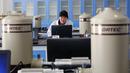 Seorang peneliti bekerja di x-Ray laboratorium analisis Center of Excellence di Pusat Keamanan Nuklir, Beijing, China, Jumat (18/3). Pusat Keamanan Nuklir ini merupakan hasil kerjasama China dan Amerika Serikat. (REUTERS/Kim Kyung-Hoon)