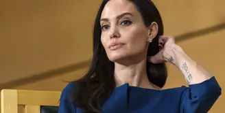 Sebagai orang yang menggugat cerai pertama kali, bukan berarti Angelina Jolie tidak merasa sedih. Ia juga mengalami sedih dan masa-masa sulit pasca berpisah dari Brad Pitt. Terlebih soal mengurus anak-anak. (AFP/Bintang.com)