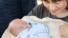 Ryusuke Sekino, bayi laki-laki terkecil di dunia digendong oleh ibunya Toshiko Sekino di Azumino, Prefektur Nagano, Jepang, Sabtu (20/4). Bayi yang lahir saat usia kandungan baru 24 minggu lima hari itu diklaim sebagai bayi laki-laki terkecil di dunia. (Kyodo via REUTERS)