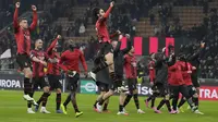 Para pemain Milan merayakan usai pertandingan sepak bola leg pertama play-off Liga Europa antara AC Milan dan Rennes di Stadion San Siro, di Milan, Italia, Kamis, 15 Februari 2024. (AP Photo/Antonio Calanni)