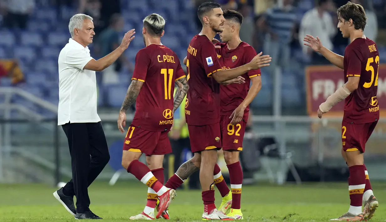 Jose Mourinho (kiri) sukses mengawali debutnya sebagai nakhoda baru AS Roma di Liga Italia musim 2021/2022. Skuat asuhannya berhasil merebut poin tiga dari Fiorentina pada giornata pertama liga. (Foto: AP/Gregorio Borgia)