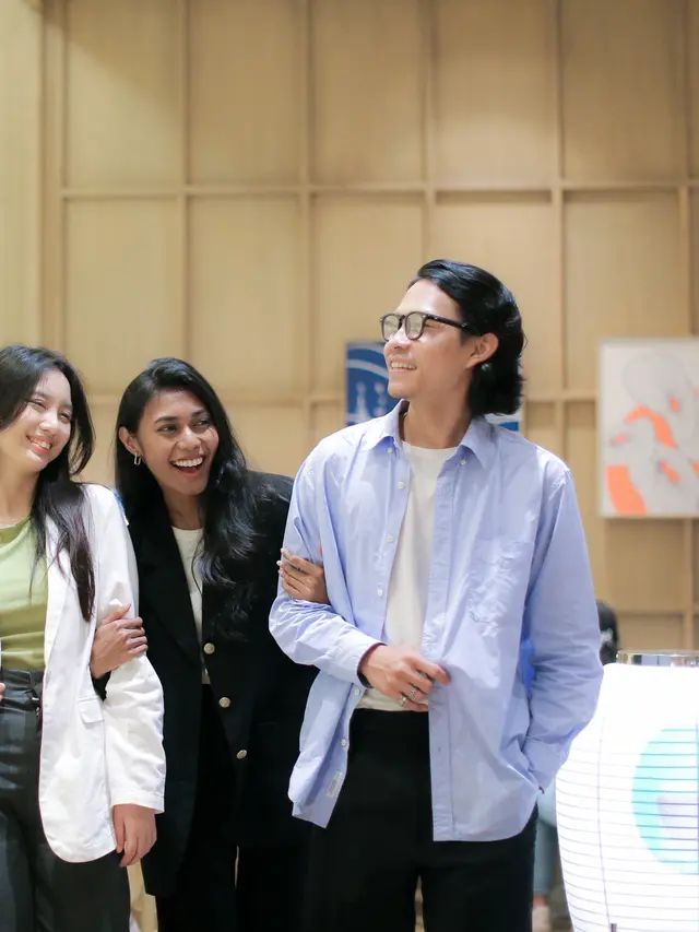 wanita maret dalam pertemanan