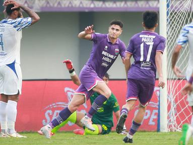 Persita Tangerang memetik kemenangan keenamnya di BRI Liga 1 2022/ 2023 usai mengalahkan tamunya PSIS Semarang dengan skor tipis 1-0 dalam laga pekan ke-10 di Indomilk Arena, Tangerang, Rabu (14/9/2022) sore WIB. Satu-satunya gol Pendekar Cisadane dalam laga tersebut dicetak pemain asal Argentina Ramiro Fergonzi dengan sepakan kerasnya pada menit ke-64 usai menerima umpan lambung legiun asing Korea Selatan, Bae Sin-yeong. Dengan hasil ini Persita berhasil mempertahankan posisinya di peringkat ke-6 klasemen sementara dengan raihan 19 poin. (Bola.com/Bagaskara Lazuardi)