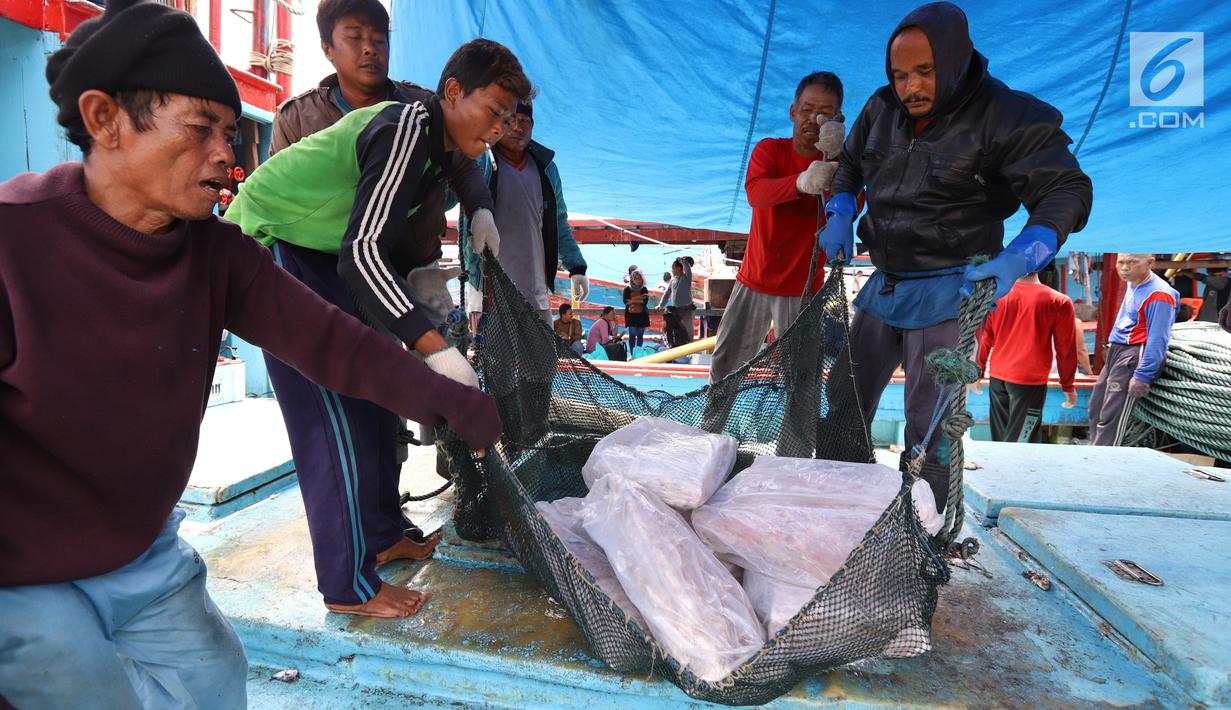 Nelayan memindahkan ikan laut hasil tangkapan di Pelabuhan Muara Angke, Jakarta, Kamis (26/10). Kementerian Kelautan dan Perikanan (KKP) menyatakan hasil ekspor perikanan Indonesia menunjukkan peningkatan. (Liputan6.com/Angga Yuniar)