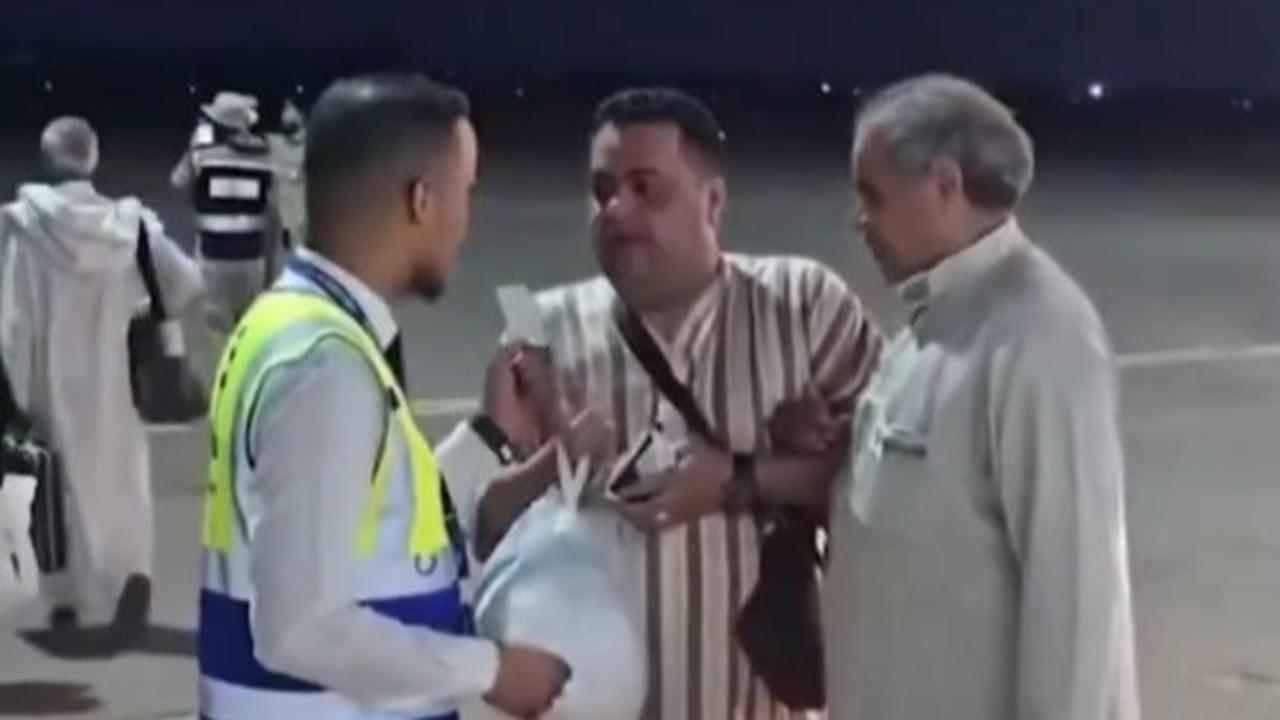 Seorang Jemaah Dilarang Terbang lalu Ditinggal, Pesawatnya Terus Mogok & Kembali Menjemputnya