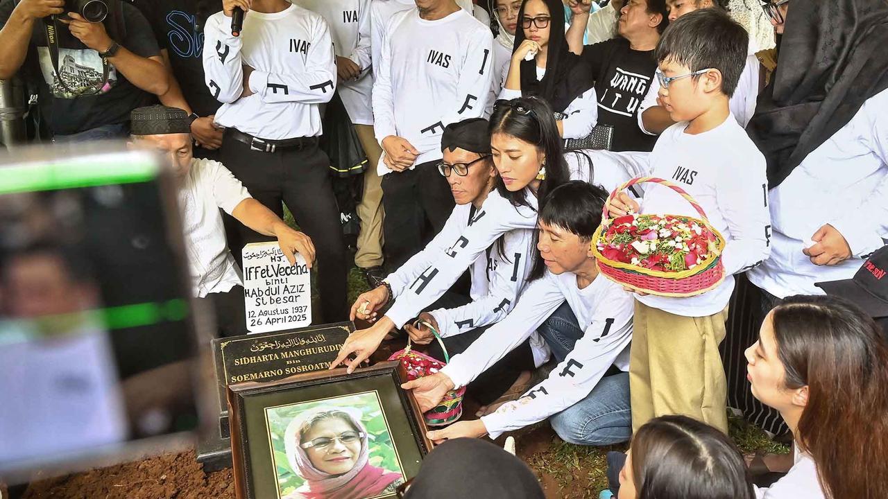 Foto: Tangis Haru Pemakaman Bunda Iffet