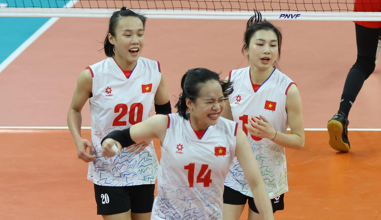 Selebrasi pemain Timnas voli putri Vietnam (dari kiri) Tranh Tu Linh, Vo Thi Kim Thoa dan Pham Thi Hien setelah mencetak angka saat menghadapi Indonesia pada laga Grup B AVC Challenge Cup 2024 di Rizal Memorial Coliseum, Manila, Filipina, Minggu (26/5/2024). Vietnam menang 3-1 (25-17, 25-15, 25-27 dan 25-13). (Asian Volleyball Confederation)
