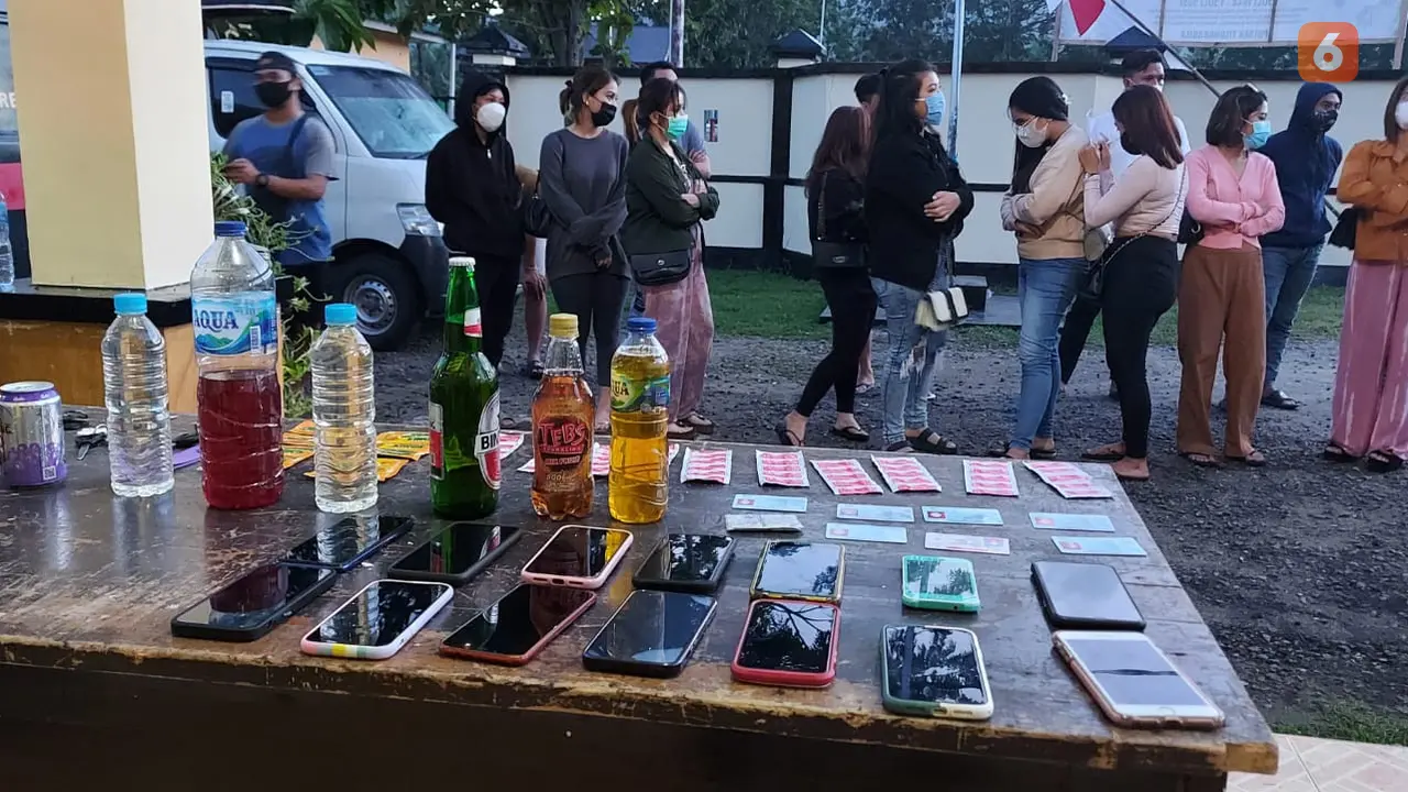 Sejumlah muda-mudi yang diamankan Polsek Tilongkabila dan Polres Bone Bolango (Arfandi Ibrahim/Liputan6.com)
