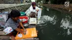 Warga memanfaatkan aliran Kali Maja untuk mencuci pakaian, Jakarta, Selasa (7/11). Warga dikawasan tersebut terpaksa memanfaatkan air kali untuk mencuci dikarenakan air di rumah mereka keruh dan asin. (Liputan6.com/JohanTallo)